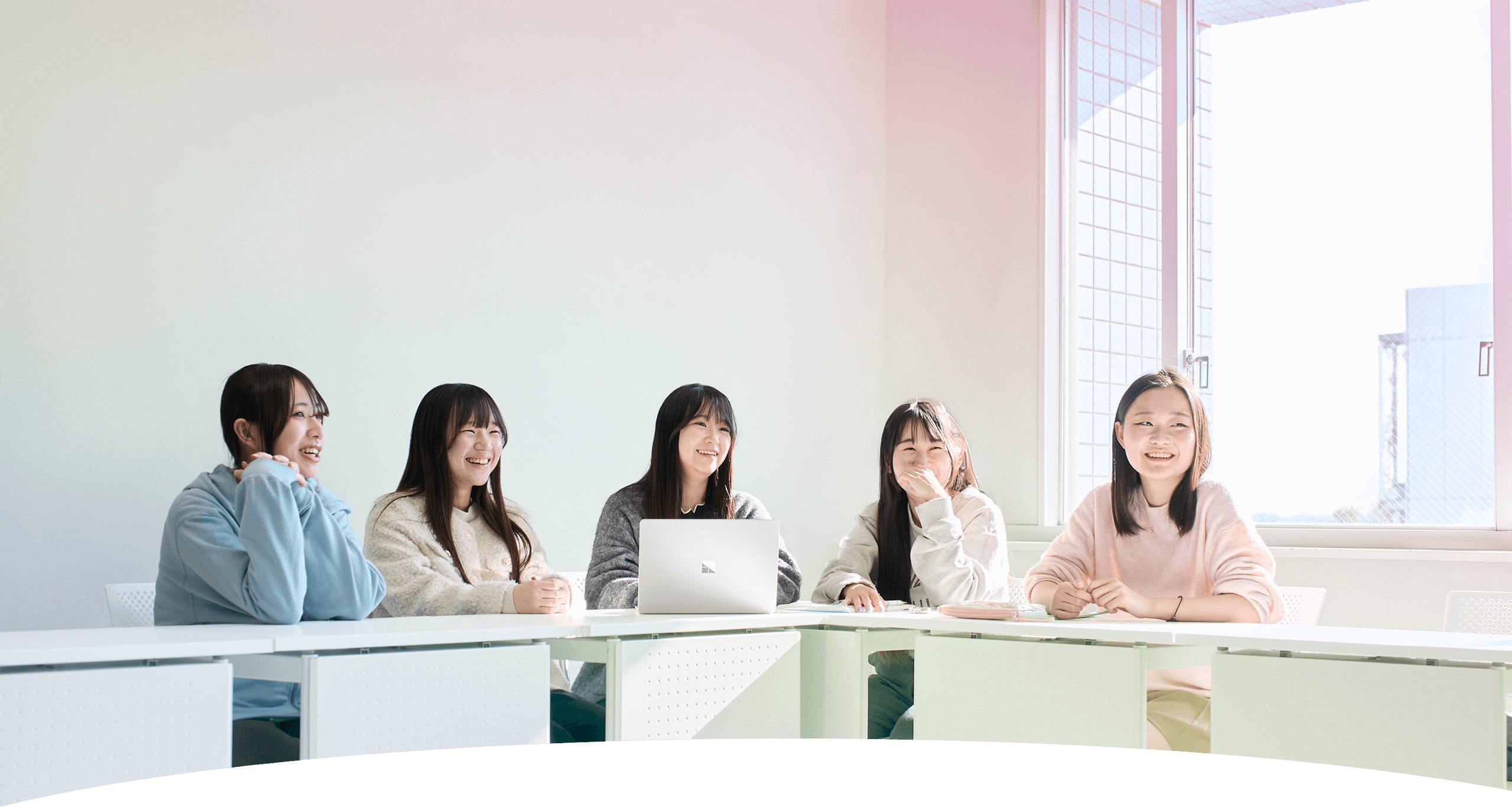 東経大の女性集合写真