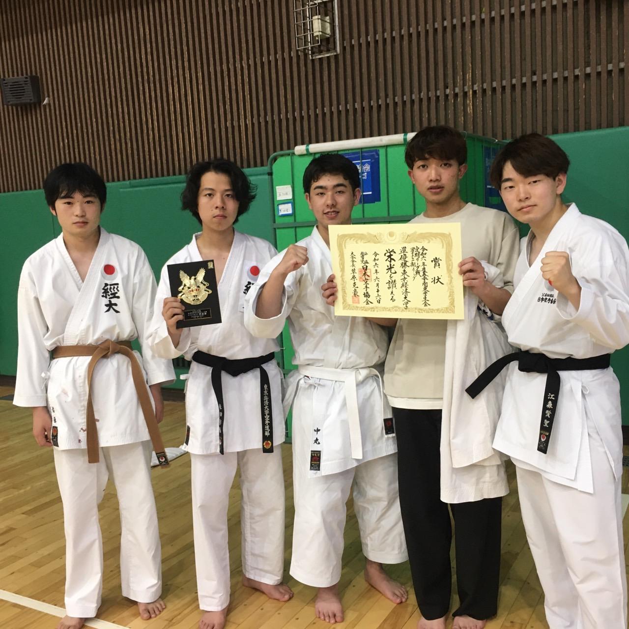 準優勝した空手道部の部員